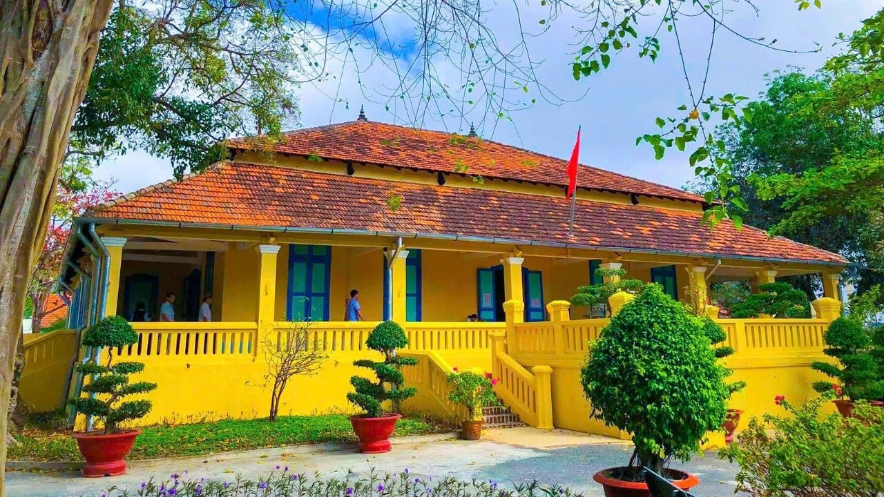 Dinh Chúa Đảo – Công trình kiến trúc Pháp cổ kính trong hành trình du lịch Côn Đảo của Like Tour.