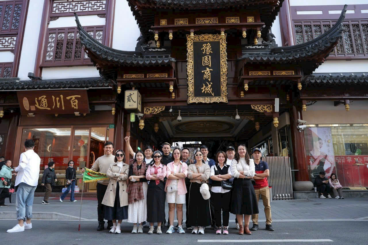 Đoàn khách Like Tour chụp ảnh kỷ niệm tại Miếu Thành Hoàng.