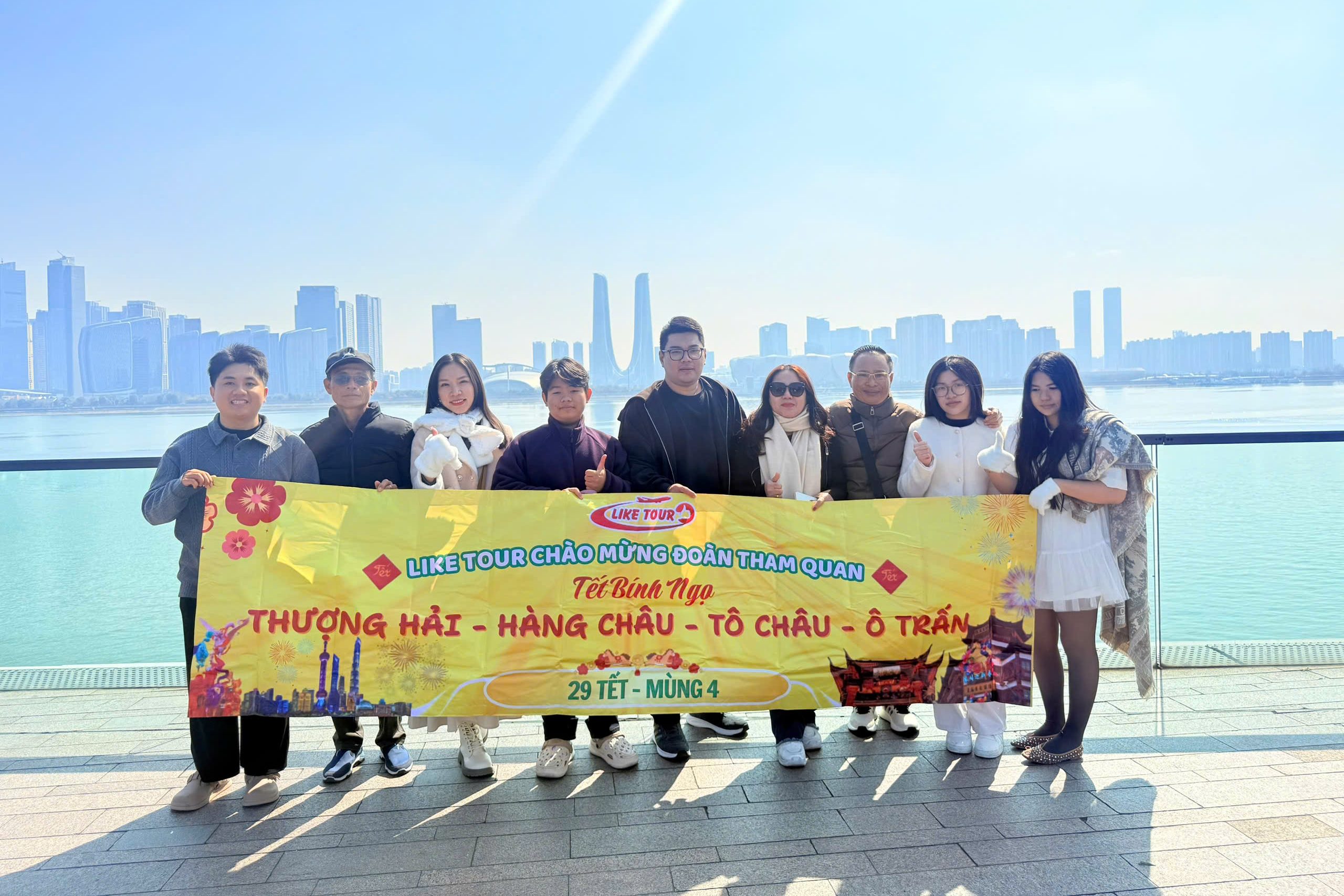 Đoàn khách du lịch của Like Tour chụp ảnh lưu niệm tại Thượng Hải trong chuyến du xuân Tết 2026.