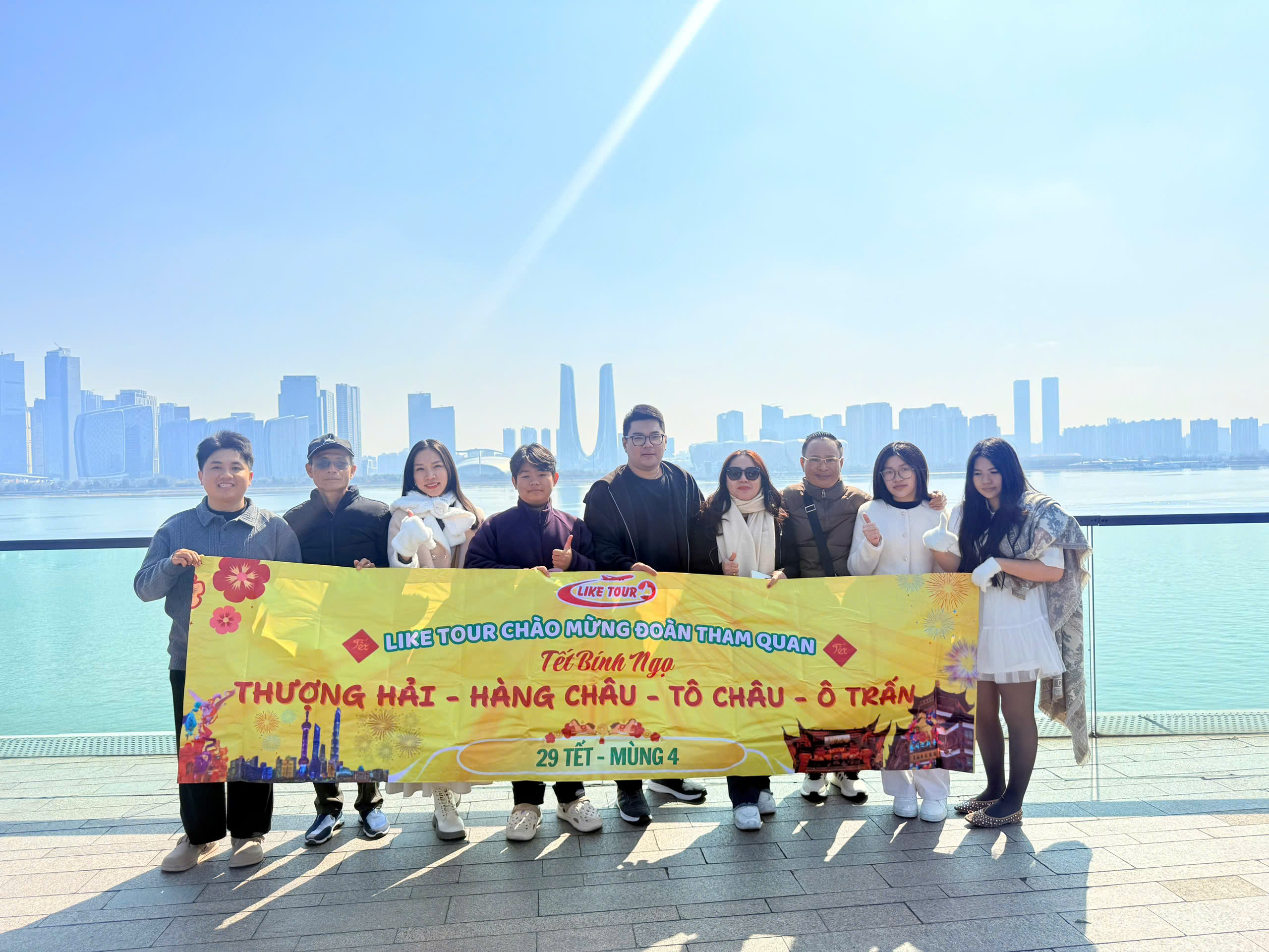 Đoàn khách du lịch của Like Tour chụp ảnh lưu niệm tại Thượng Hải trong chuyến du xuân Tết 2026.
