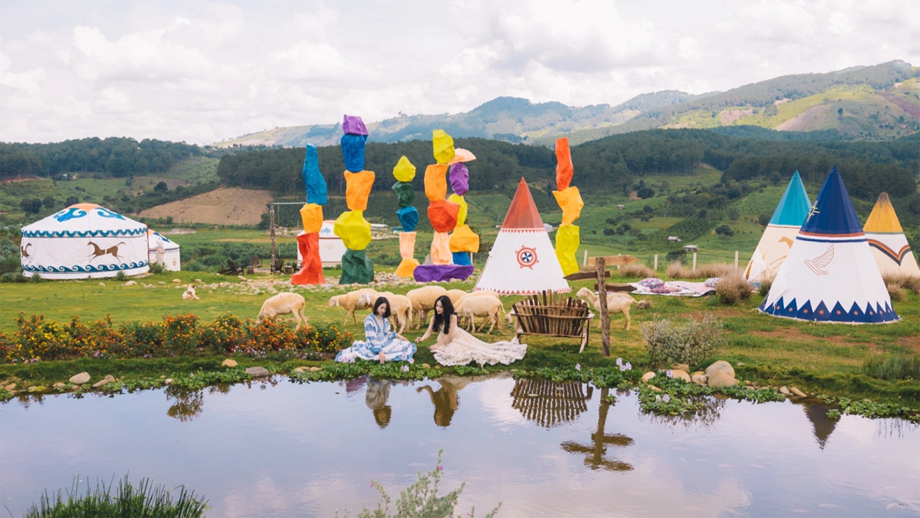 Check-in Mongo Land Đà Lạt - Tiểu Mông Cổ với lạc đà Alpaca và thảm cỏ xanh mướt cùng Like Tour.