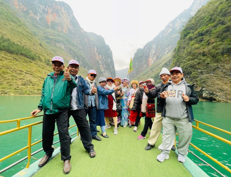 Đoàn khách Like Tour check-in trên sông Nho Quế trong tour Hà Giang.