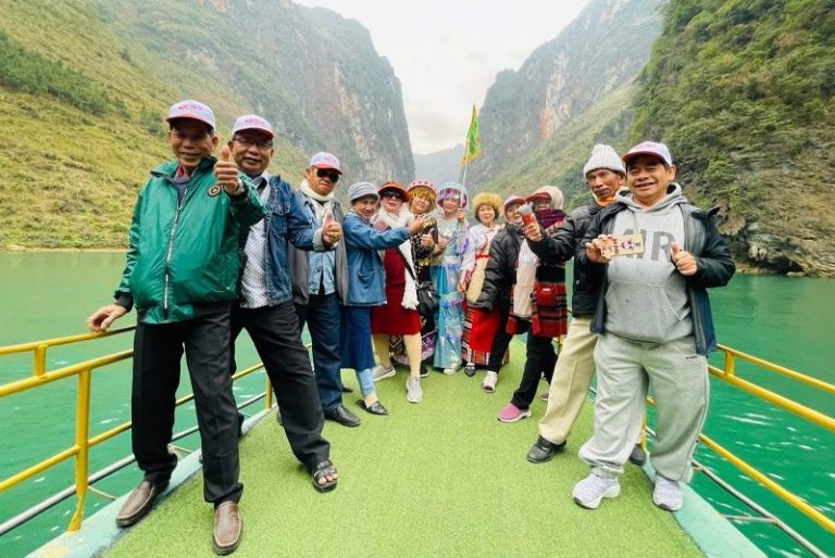 Đoàn khách Like Tour check-in trên sông Nho Quế trong tour Hà Giang.