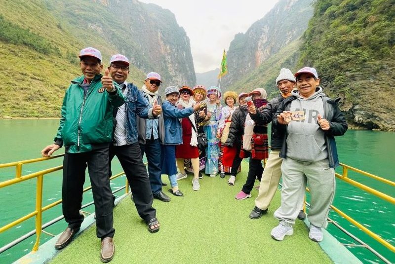 Đoàn khách Like Tour check-in trên sông Nho Quế trong tour Hà Giang.