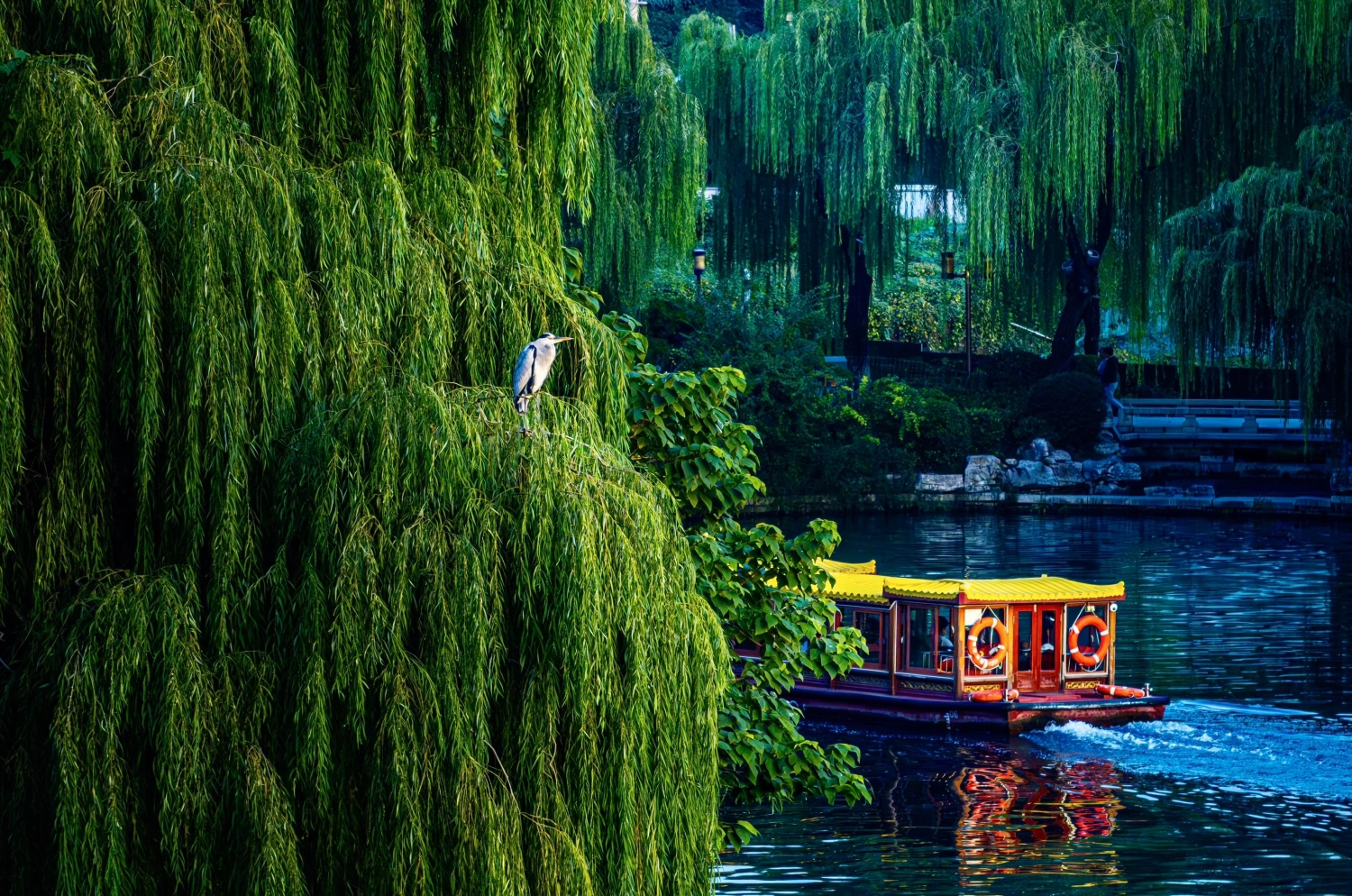 Đây là phần quan trọng nhất để Google hiểu ảnh nói về cái gì. Bà điền như sau: Cảnh đẹp Hồ Đại Minh trong tour Tế Nam Thanh Đảo của Like Tour.