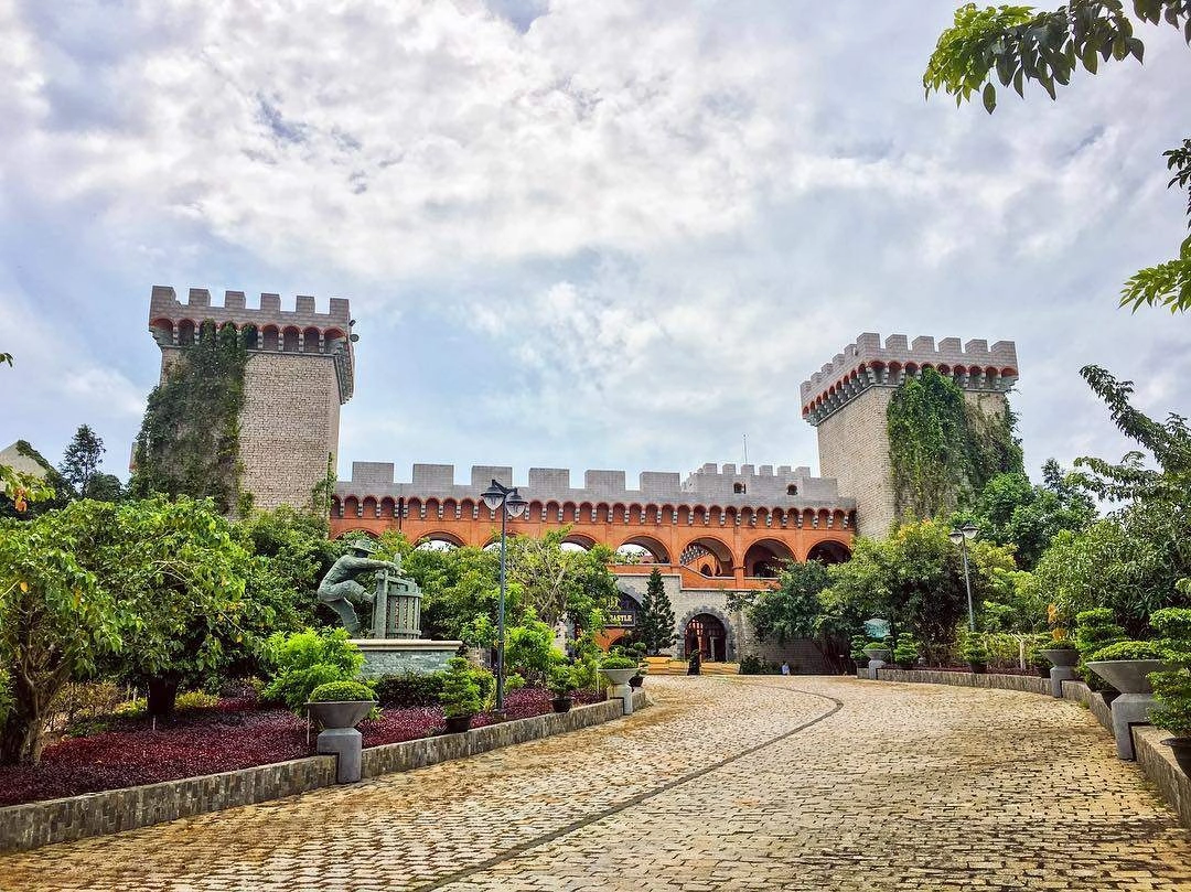 Toàn cảnh kiến trúc phương Tây sang trọng của Lâu đài Rượu Vang Mũi Né trong hành trình tour của Like Tour.