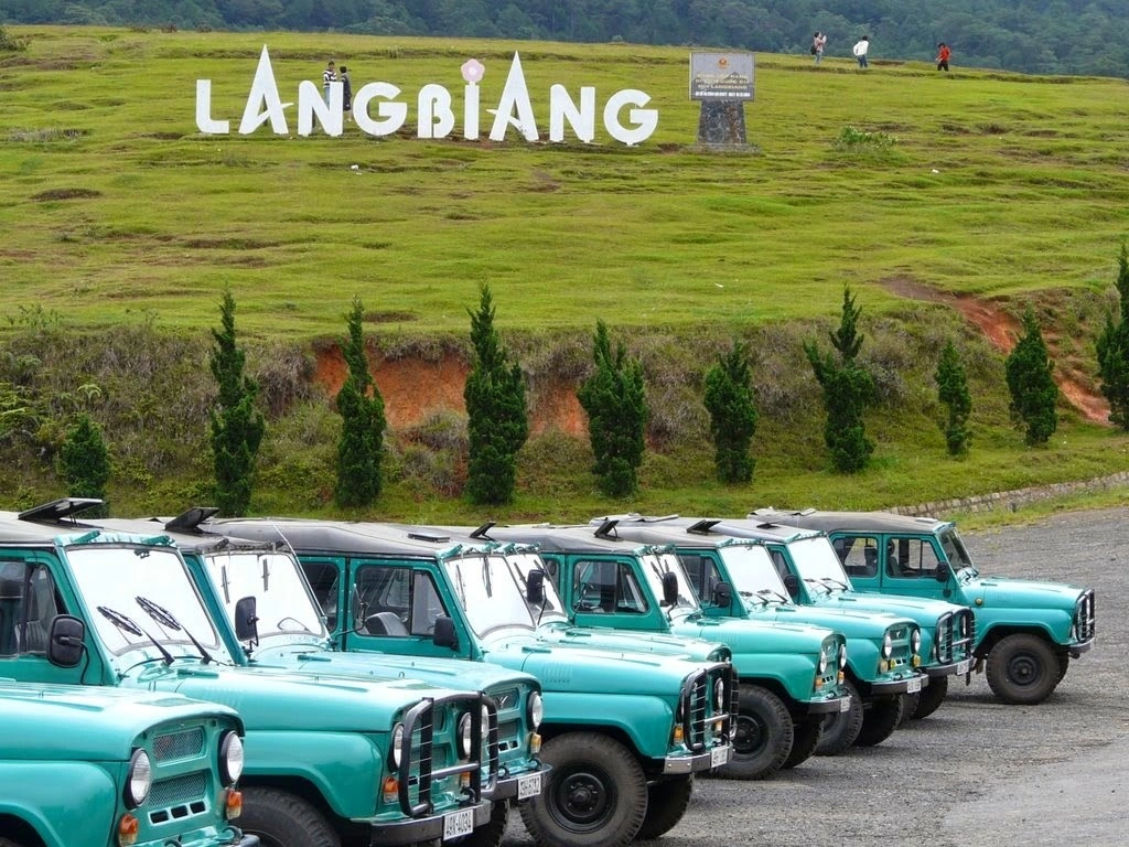 Chinh phục đỉnh núi Langbiang huyền thoại bằng xe Jeep trong tour đoàn Like Tour Đà Lạt.