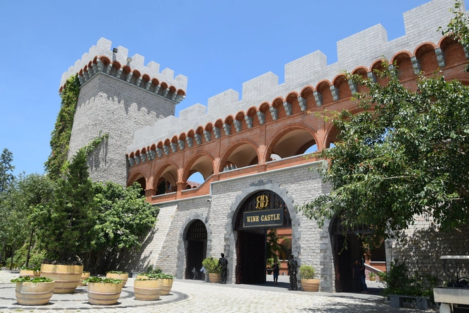 Tham quan Lâu đài rượu vang RD trong tour Mũi Né Phan Thiết