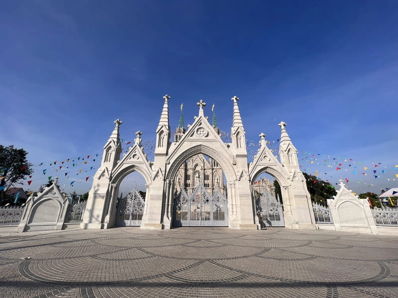 Nhà thờ Giáo xứ Song Vĩnh - Điểm check-in đẹp trong tour Hồ Tràm của Like Tour.