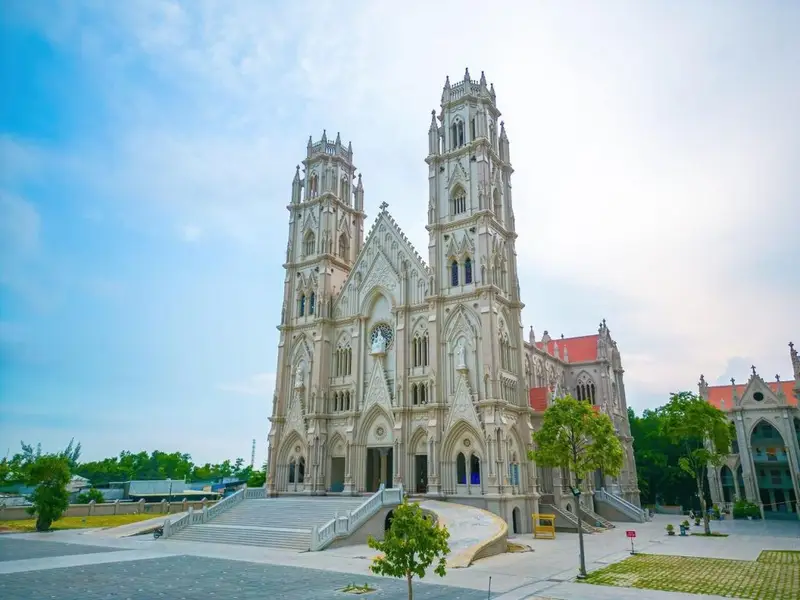 Kiến trúc Gothic nguy nga của Nhà Thờ Song Vĩnh trong tour Vũng Tàu Like Tour.