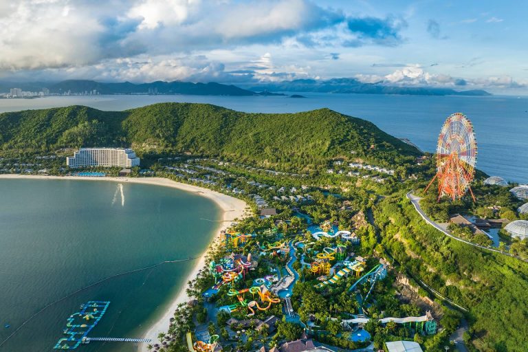 Toàn cảnh vịnh Nha Trang và VinWonders nhìn từ trên cao trong hành trình của Like Tour.