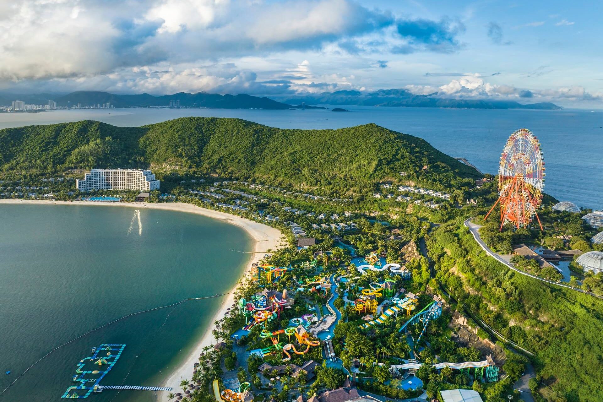 Toàn cảnh vịnh Nha Trang và VinWonders nhìn từ trên cao trong hành trình của Like Tour.