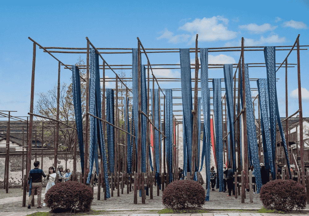 Xưởng nhuộm vải truyền thống với dải lụa xanh tại Ô Trấn Trung Quốc.