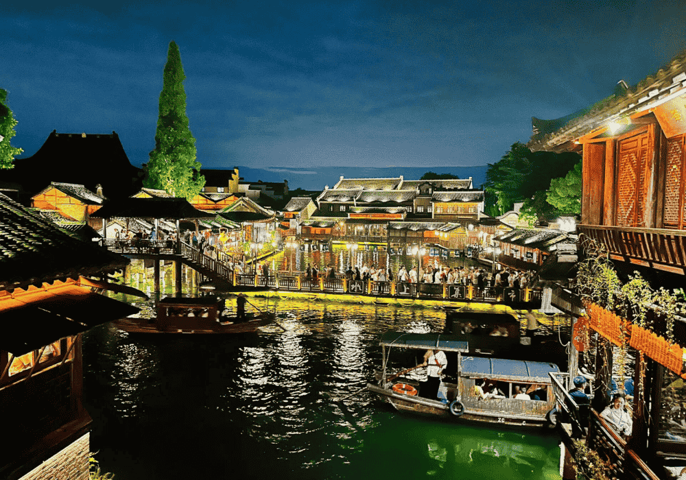 Vẻ đẹp lung linh của Ô Trấn ban đêm trong tour du lịch Trung Quốc.