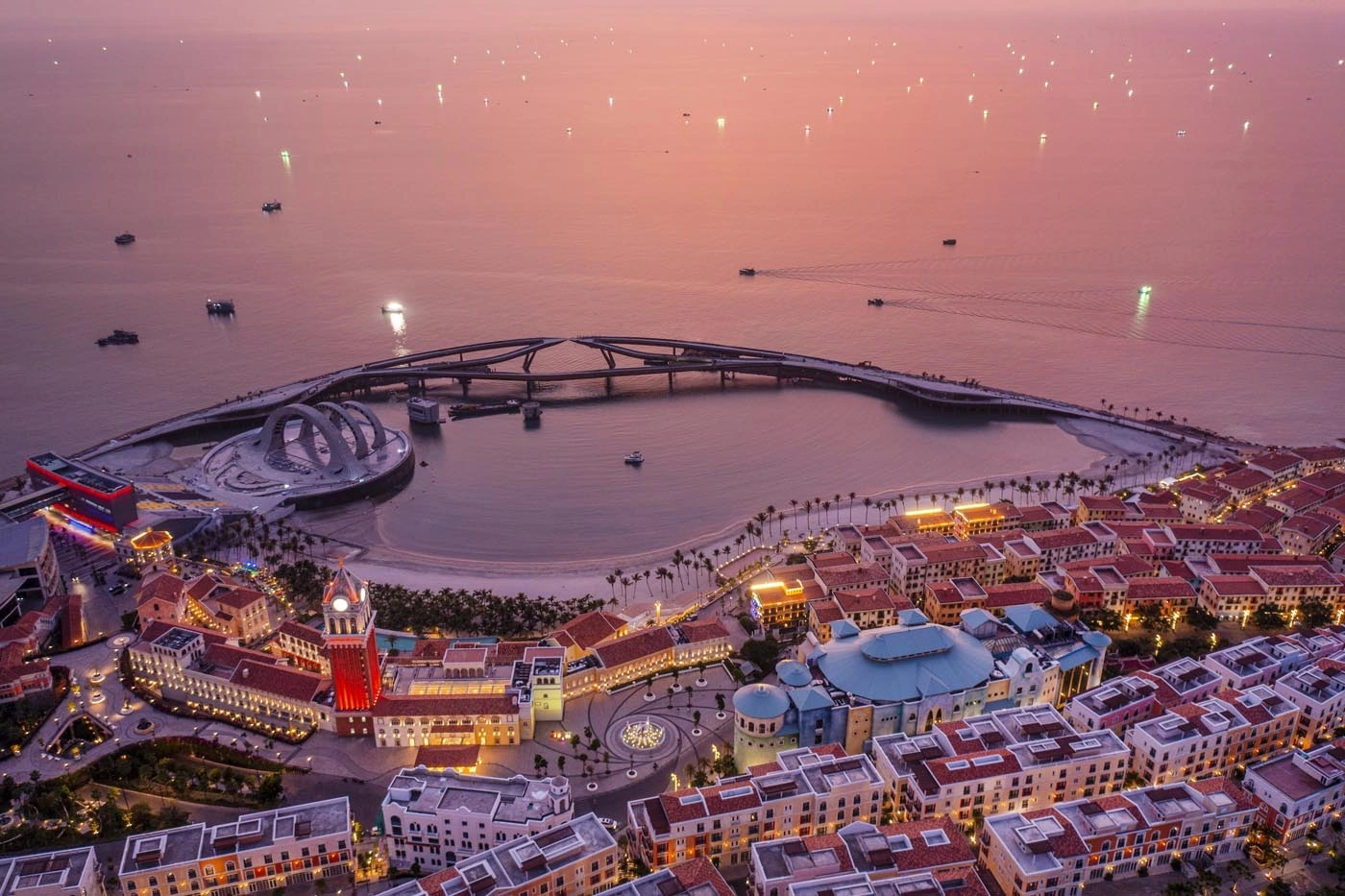 Toàn cảnh Thị trấn Địa Trung Hải Phú Quốc với kiến trúc Châu Âu rực rỡ bên bờ biển Tây Nam.