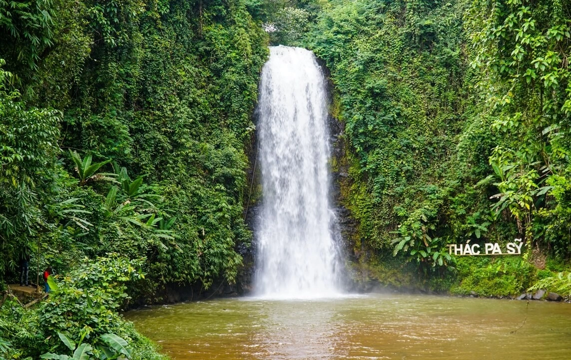 Phong cảnh thiên nhiên hùng vỹ ở Thác Pa Sỹ trong tour Măng Đen.