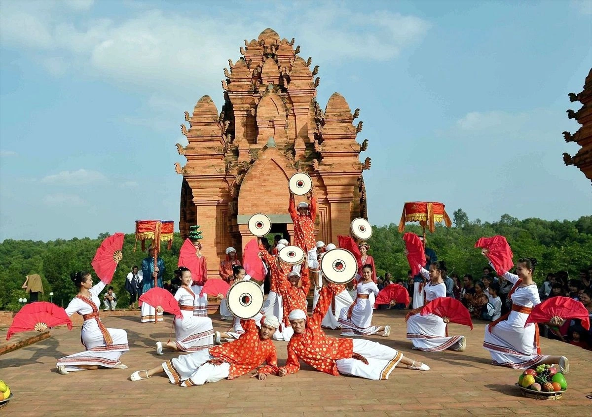 Nghệ nhân trình diễn múa Chăm truyền thống tại Tháp Po K'long Garai Ninh Thuận trong hành trình tour của Like Tour.