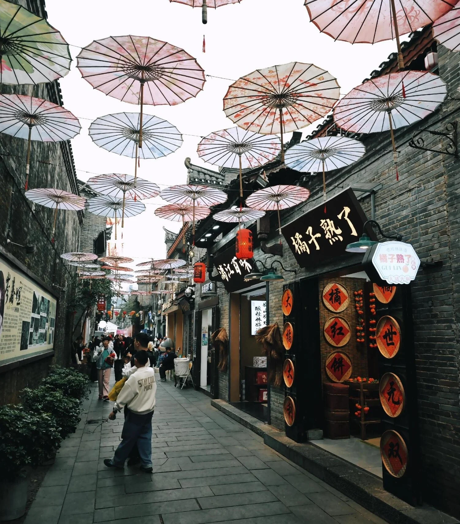 Ngõ Đông Tây Quế Lâm - Khu phố cổ Minh Thanh sầm uất.