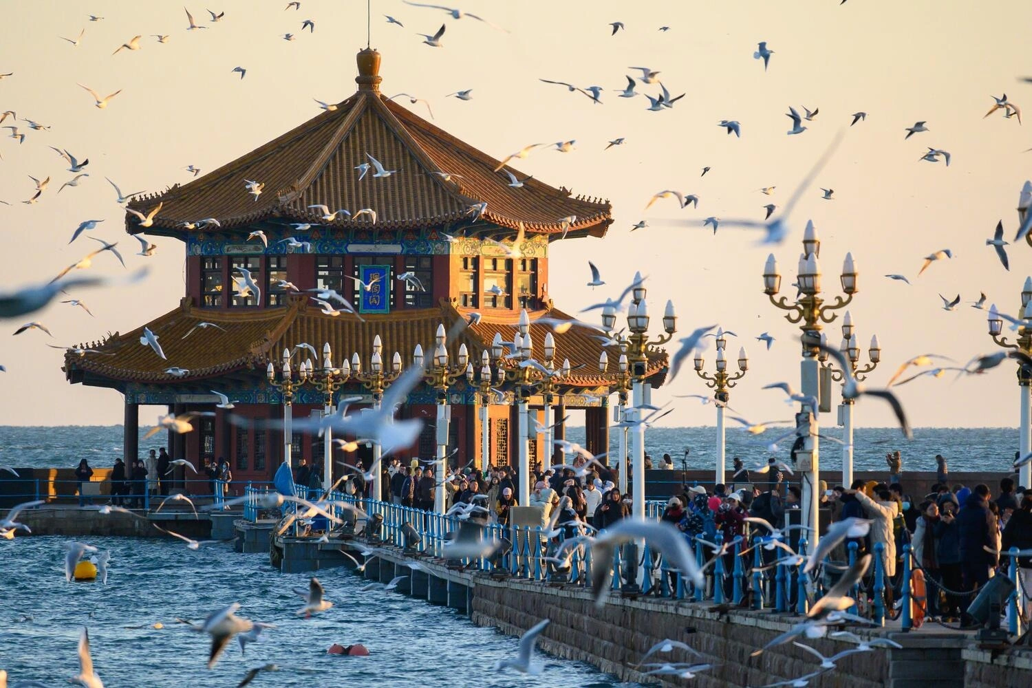 Toàn cảnh Cầu Tàu Trạm Kiều trong tour Thanh Đảo - Bắc Kinh với vọng lâu Hồi Lan Các cổ kính bên bờ biển thơ mộng của thành phố cảng Thanh Đảo, Trung Quốc.