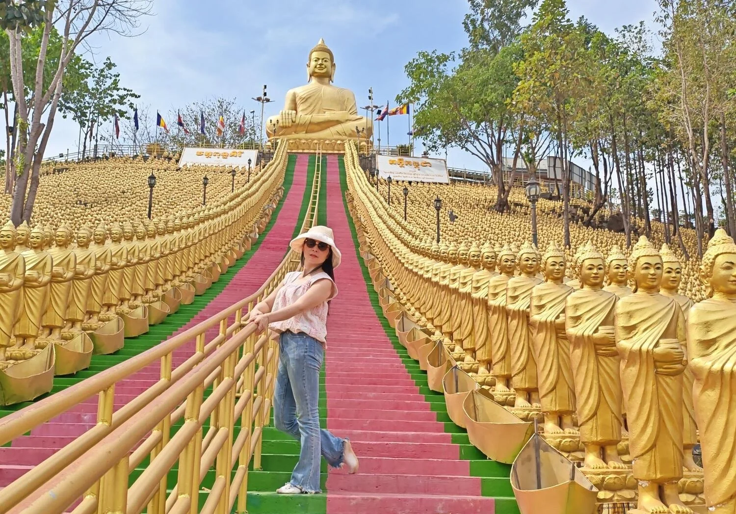 Vạn Phật Các Ngũ Đài Sơn Trung Quốc với hàng nghìn pho tượng Phật vàng tinh xảo.