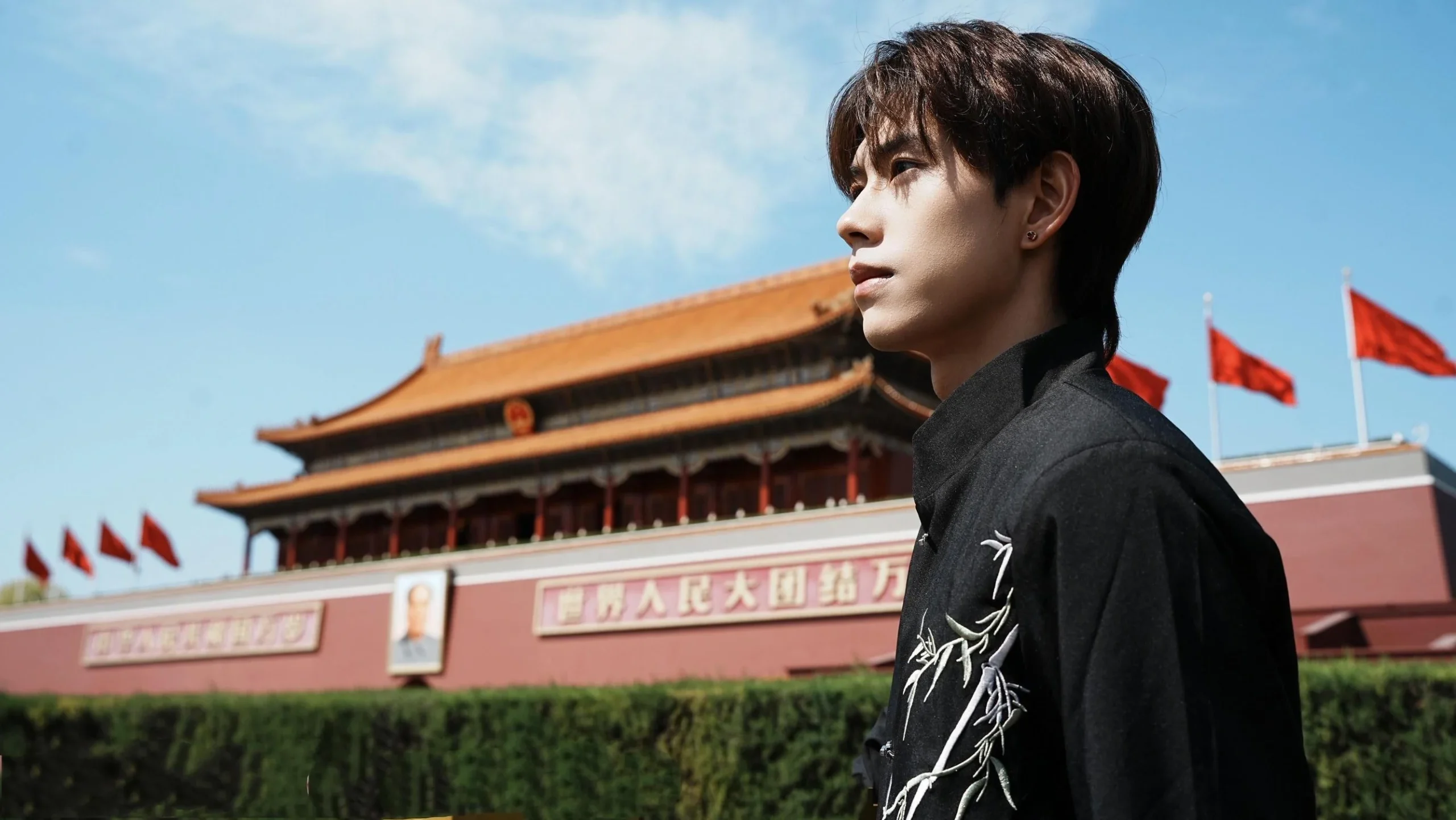 Du khách check-in tại Quảng trường Thiên An Môn – quảng trường lớn nhất thế giới, biểu tượng lịch sử trong hành trình tour Bắc Kinh trọn gói của Like Tour.