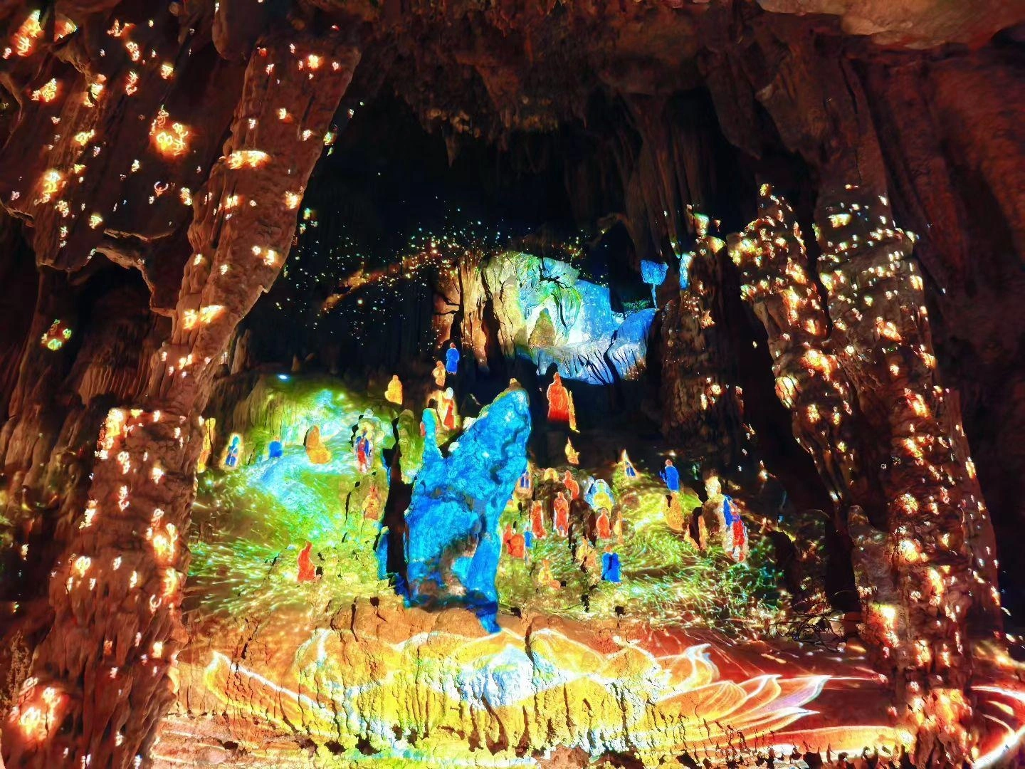 Khu thắng cảnh Ngân Tử Nham Quế Lâm - Hang động thạch nhũ lấp lánh như bạc.