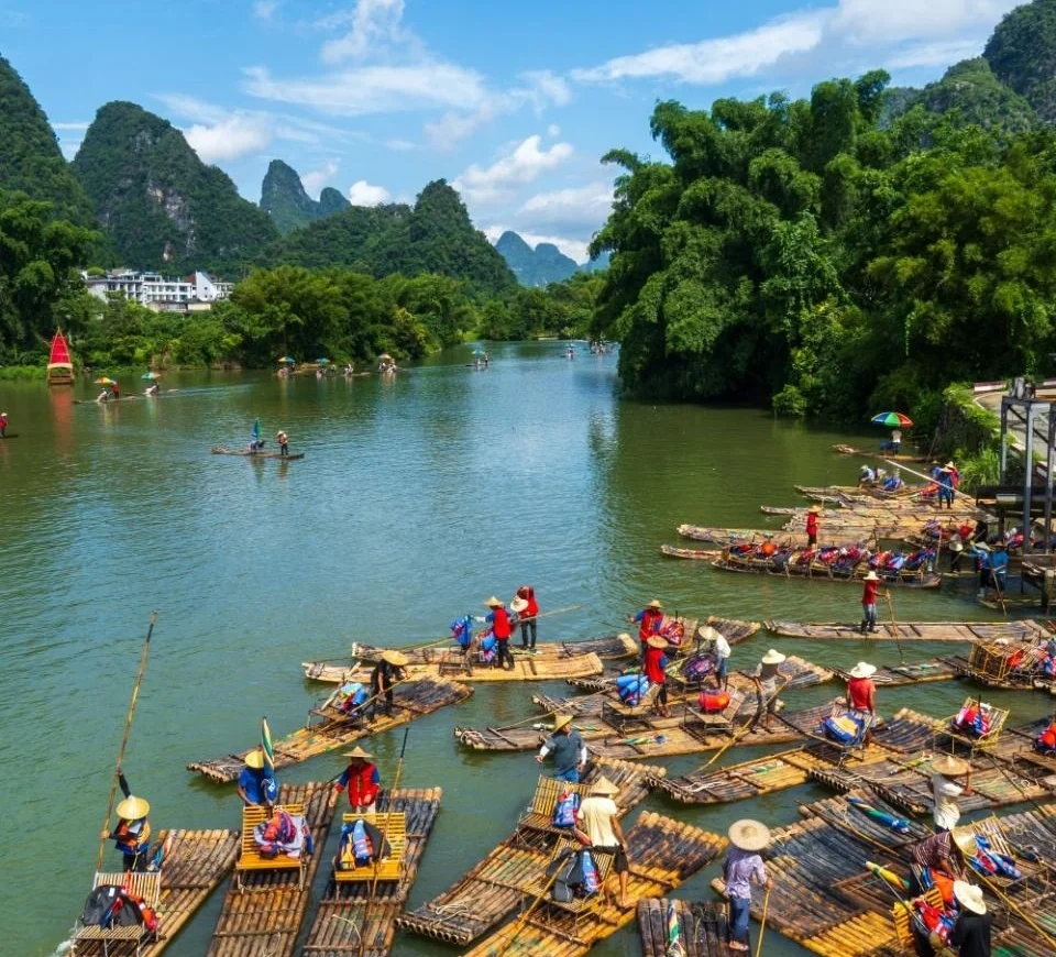 Ngồi bè tre trên sông Yulong Dương Sóc - Trải nghiệm yên bình giữa núi non Quế Lâm.