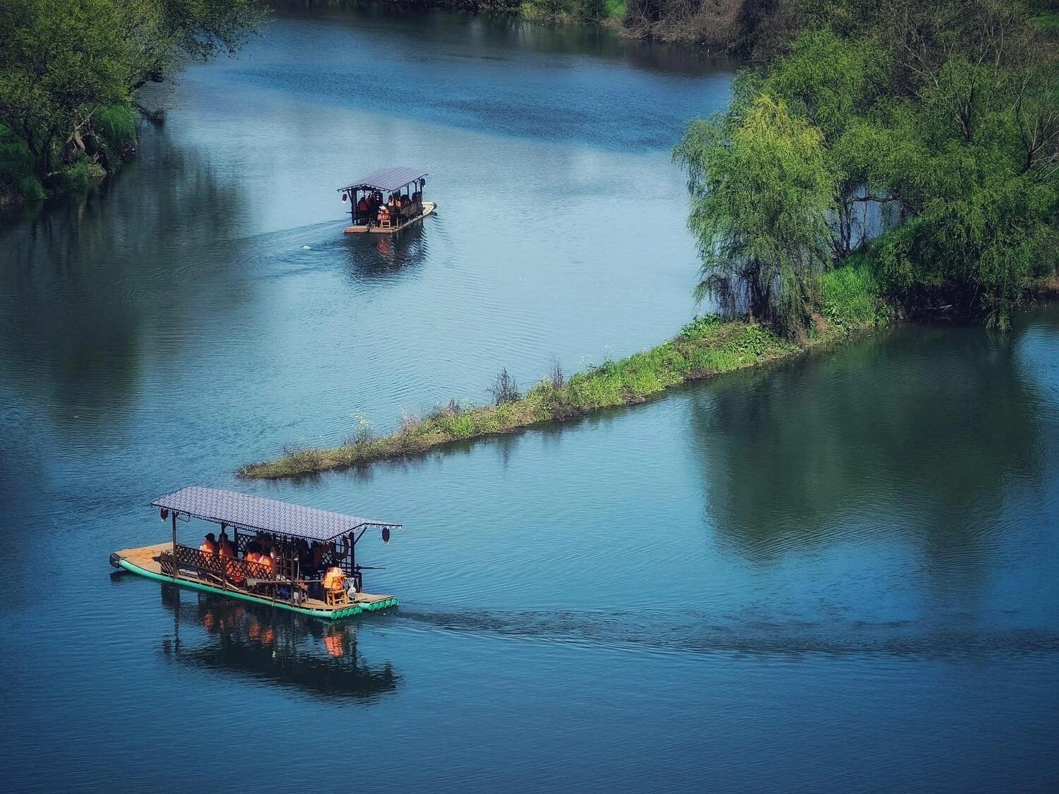 Vịnh Mặt Trăng hồ Kanas Tân Cương khúc quanh hình trăng khuyết xanh ngọc bích