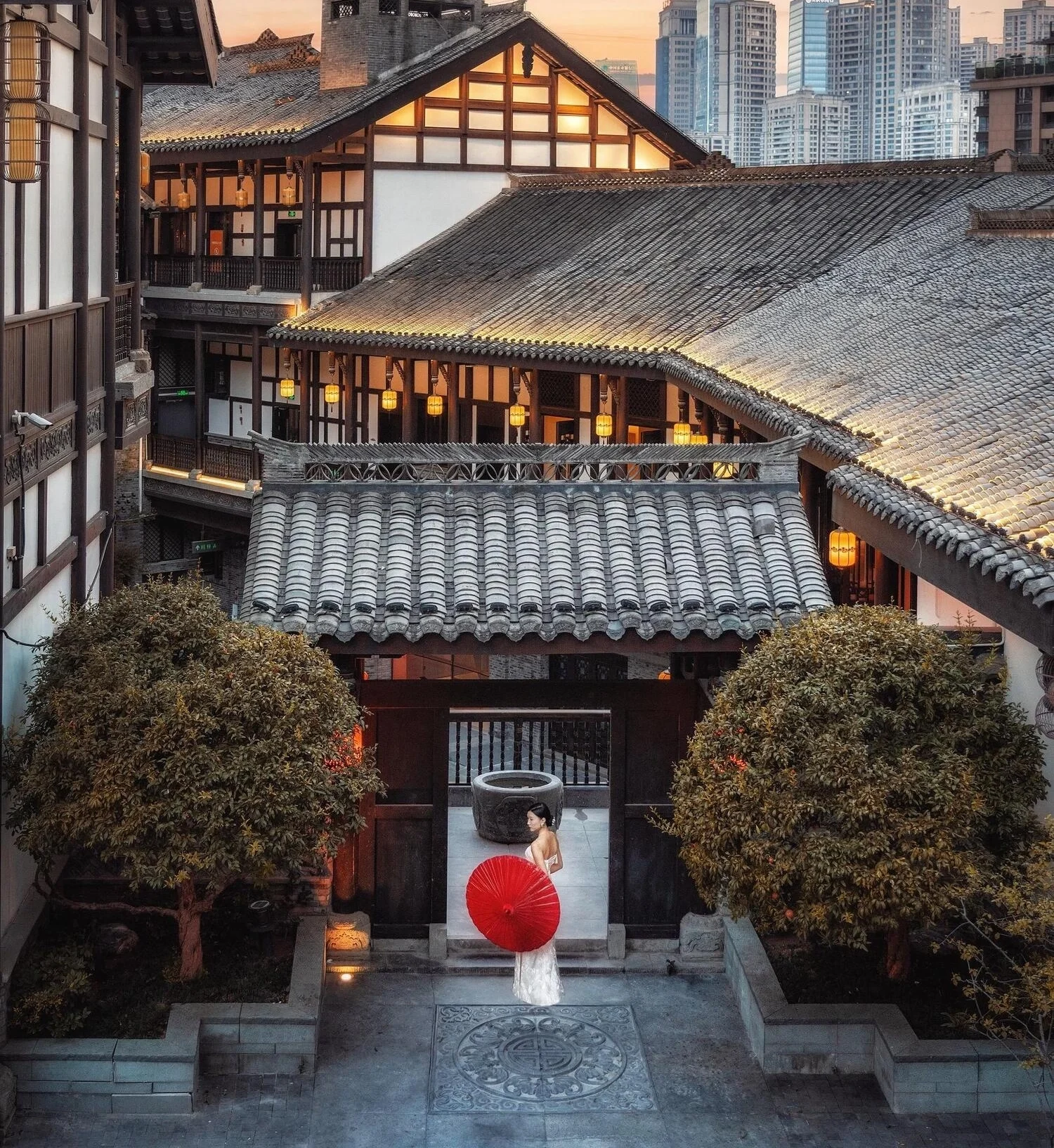 Vẻ đẹp độc đáo giao thoa giữa nét cổ kính của Phố cổ Đàn Tử Thạch và sự hiện đại của Trùng Khánh về đêm.