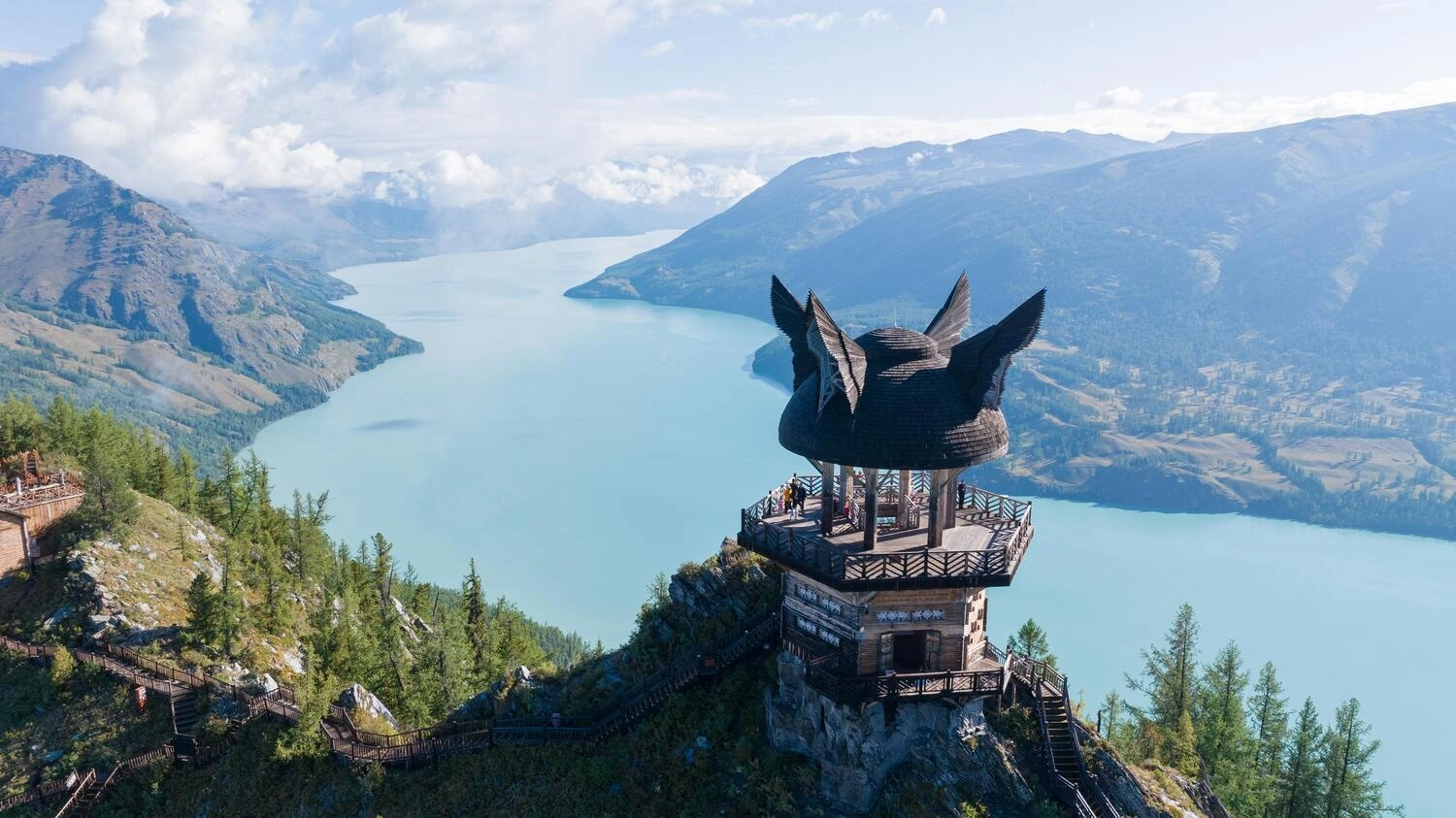 Toàn cảnh hồ Kanas nhìn từ Quan Ngư Đài Tân Cương dải lụa xanh ngọc giữa núi tuyết Altay