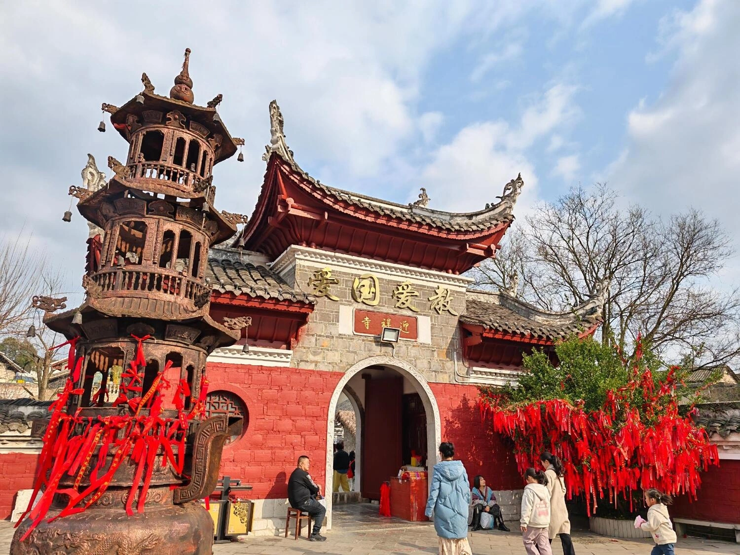 Cổng vào Thanh Nham Cổ Trấn cổ kính trong tour Quý Châu của Like Tour