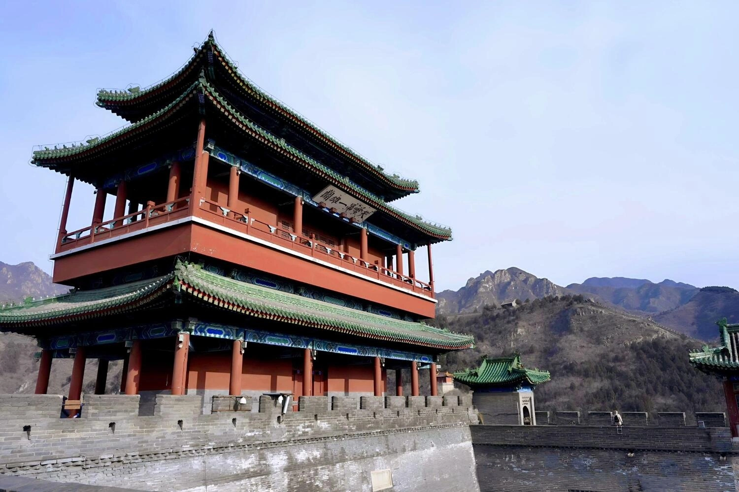 Toàn cảnh Cư Dung Quan – một trong ba cửa ải chiến lược hùng vĩ nhất của Vạn Lý Trường Thành trong hành trình tour Bắc Kinh trọn gói của Like Tour.