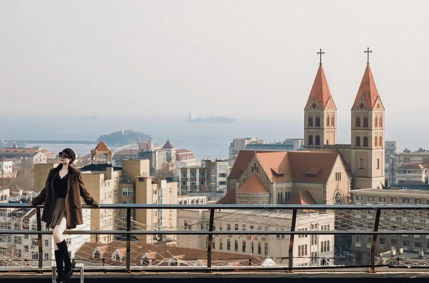 Toàn cảnh Nhà thờ Saint Michael cổ kính với hai tháp chuông cao 56m nổi bật bên bờ biển thơ mộng của thành phố cảng Thanh Đảo, Trung Quốc.