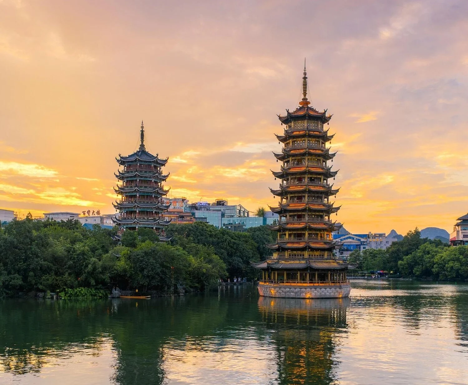 Nhật Nguyệt Song Tháp Quế Lâm - Tháp đồng và tháp ngọc bên hồ Quế Lâm.