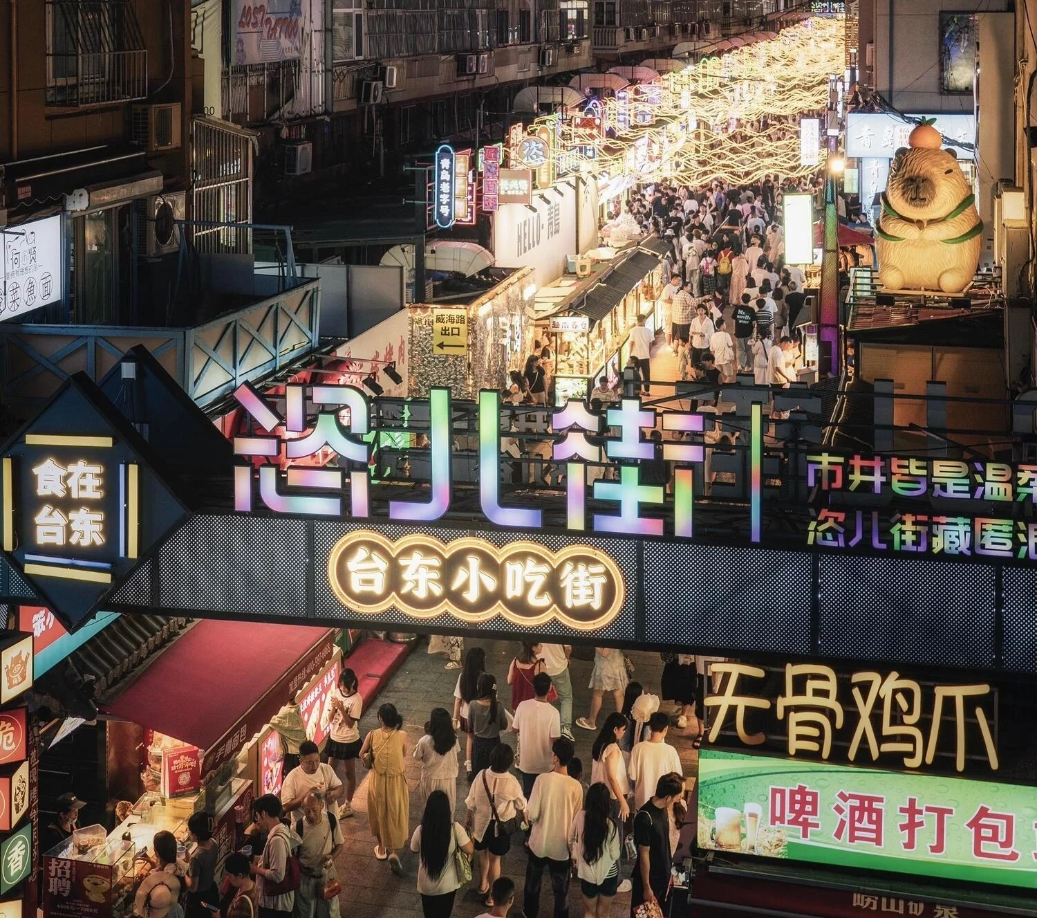 Không khí sầm uất tại chợ đêm Thanh Đảo với các gian hàng ẩm thực đường phố đặc sắc trong tour du lịch Trung Quốc 2026.