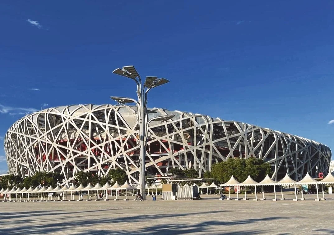 Toàn cảnh kiến trúc hiện đại của Sân vận động Tổ Chim (Sân vận động quốc gia Bắc Kinh) trong hành trình tour Bắc Kinh trọn gói của Like Tour.