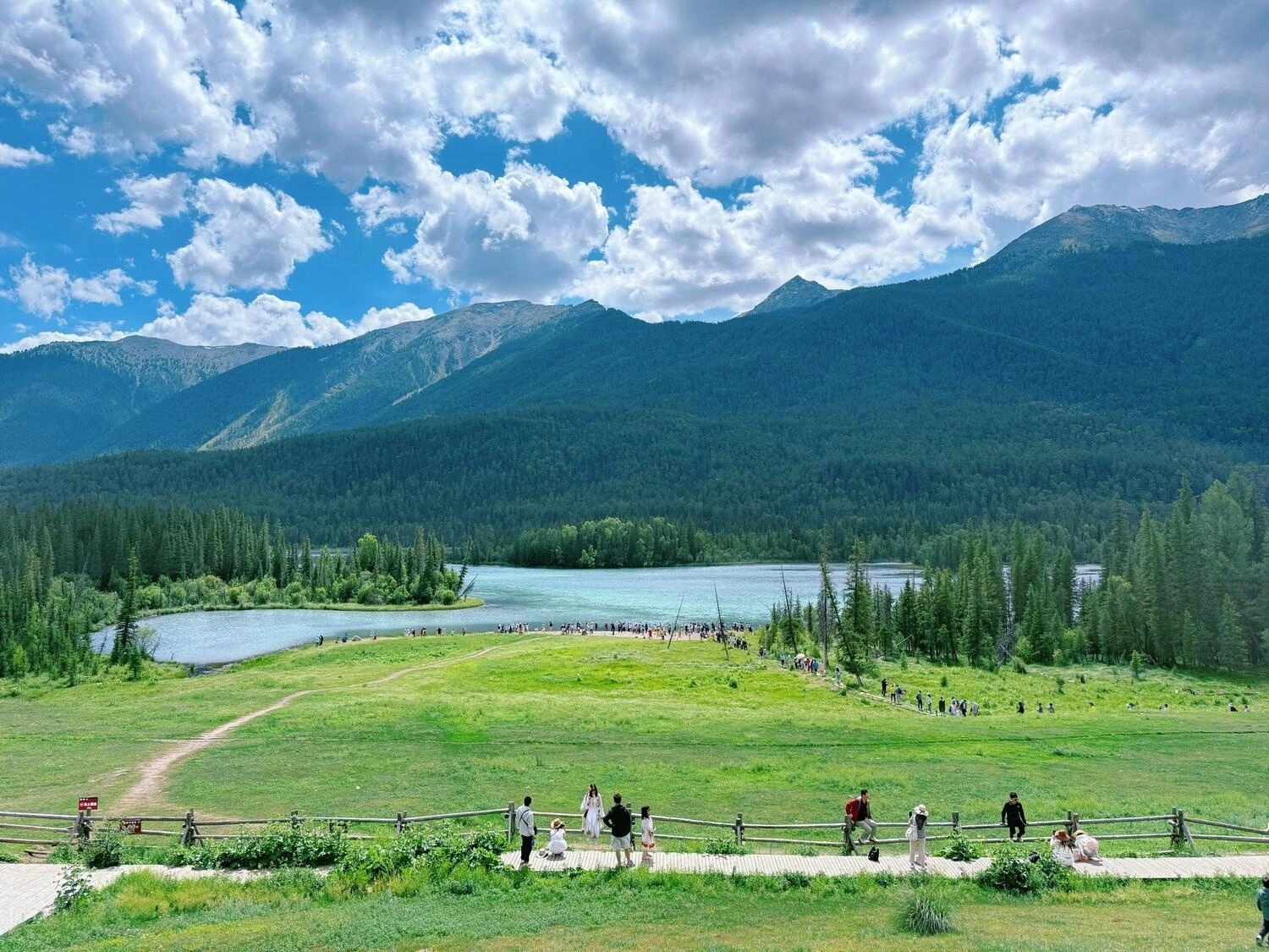 Vịnh Ngọa Long hồ Kanas Tân Cương hình dáng con rồng phủ phục giữa dòng sông xanh ngọc