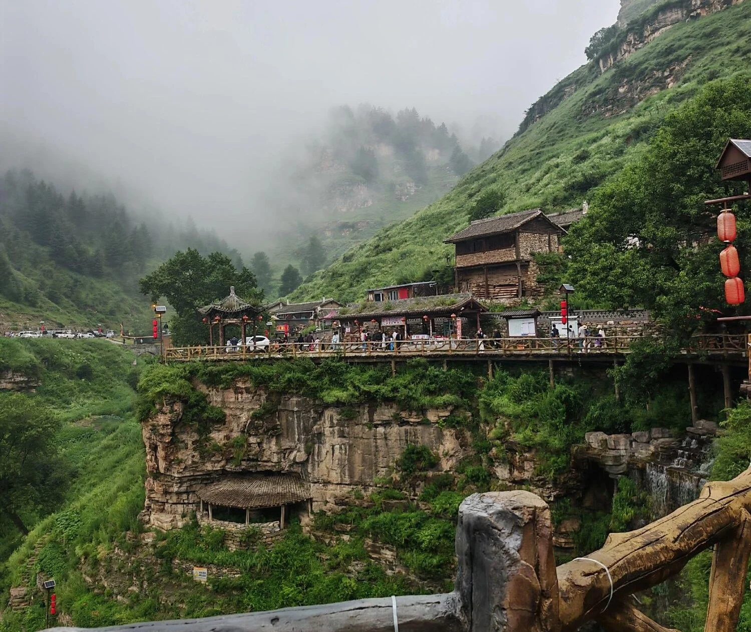 Làng treo Ninh Vũ Sơn Tây Trung Quốc, kiến trúc nhà gỗ độc đáo trên vách đá dựng đứng