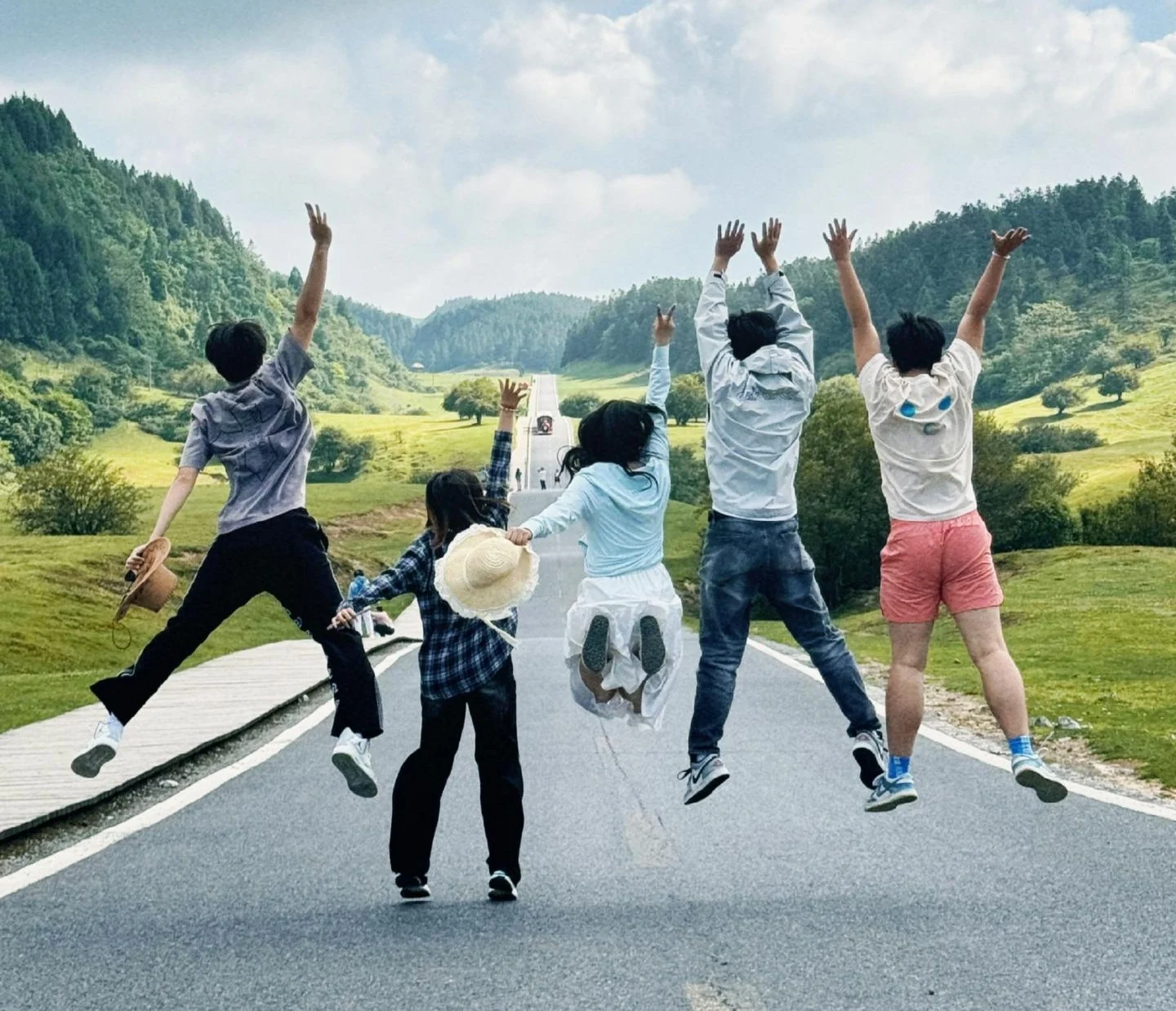 Nhóm bạn trẻ check-in năng động trên con đường thảo nguyên xanh mướt tại Vườn quốc gia Núi Tiên Nữ, Vũ Long, Trùng Khánh.