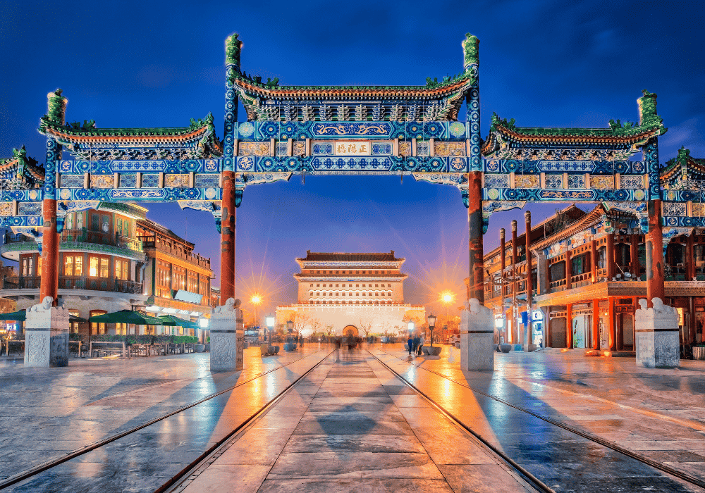 Cổng Tiền Môn rực rỡ trong tour du lịch Bắc Kinh đêm.