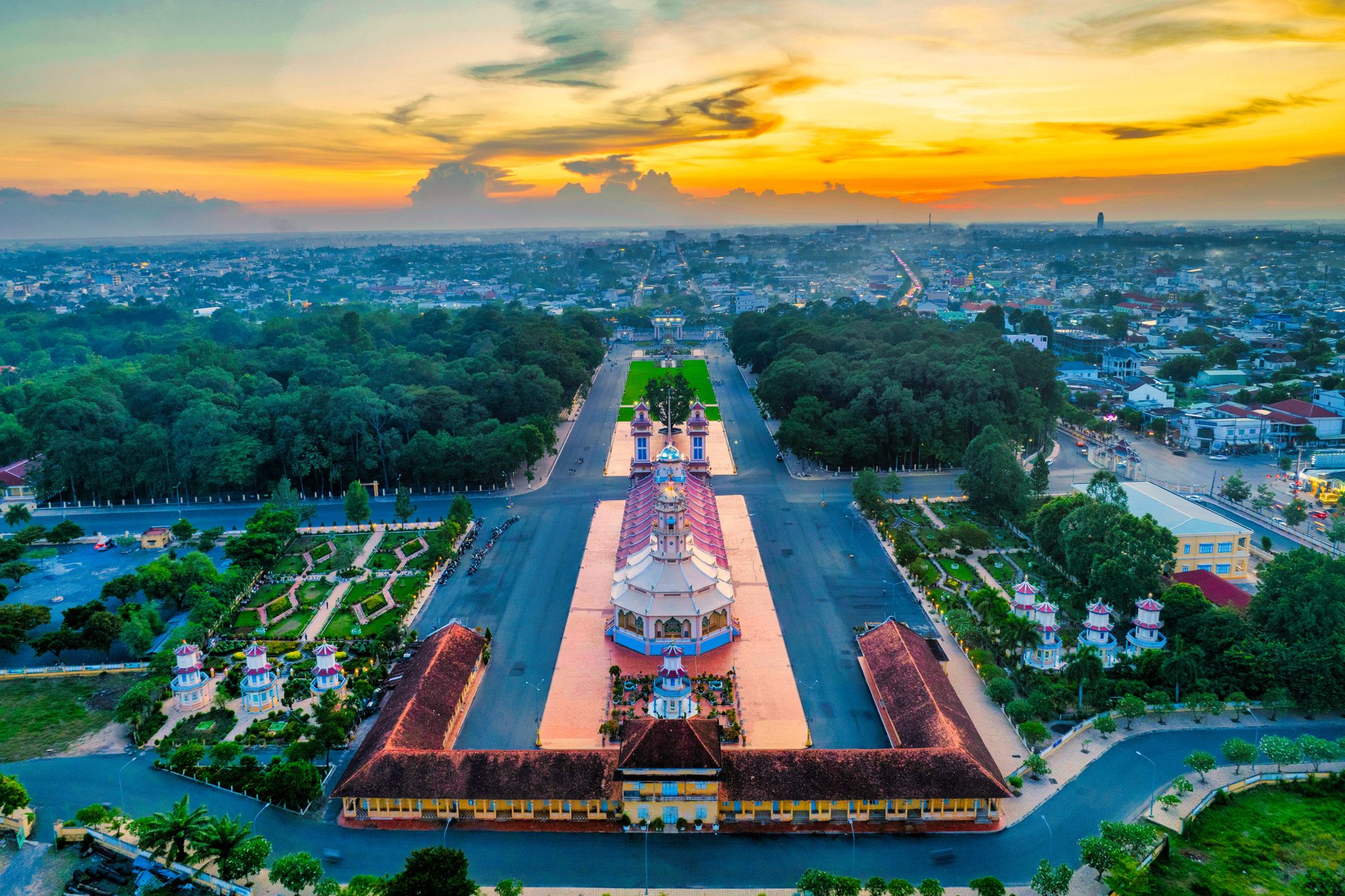 Toàn cảnh khuôn viên Tòa Thánh Tây Ninh lung linh dưới ánh hoàng hôn trong hành trình của Like Tour.