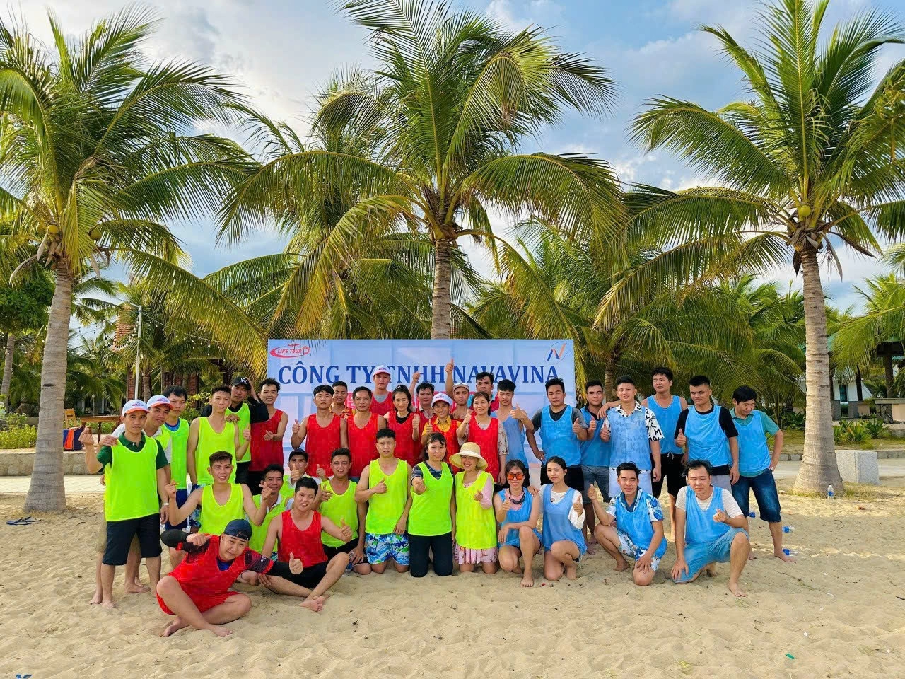 Tập thể danh nghiệp checkin cho hành trình Team Building trên bãi cát trắng mịn.